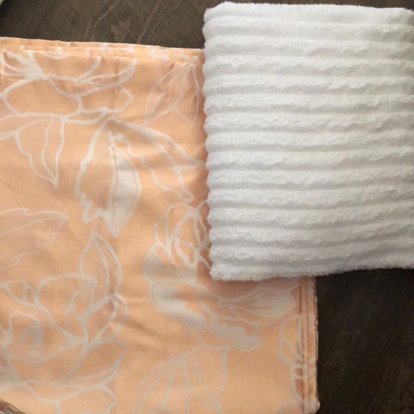 Beautiful peach APRINA shower curtain - Picture 4 of 4